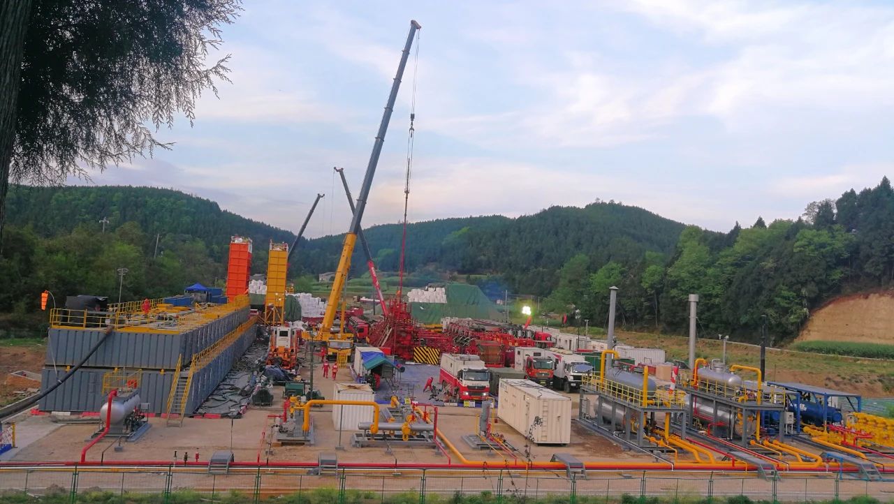 1714383895537013.jpg 洛克石油八角場氣田歷史最大規(guī)模壓裂作業(yè)順利完工1.jpg