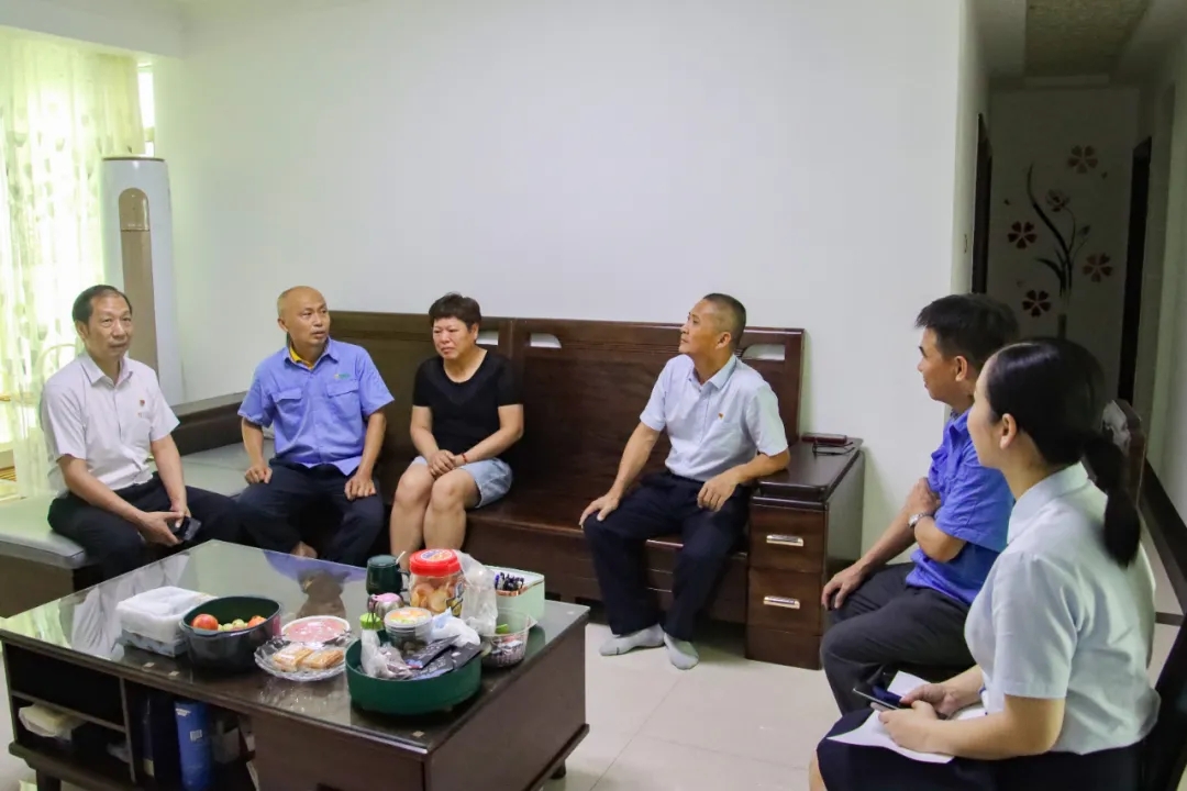 1719826910906959.jpg 海南礦業(yè)黨委開(kāi)展“七一”走訪慰問(wèn)活動(dòng)2.jpg