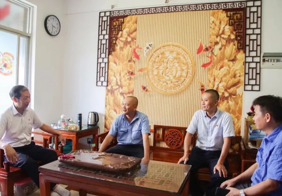 1719826959399349.jpg 海南礦業(yè)黨委開(kāi)展“七一”走訪慰問(wèn)活動(dòng)3.jpg