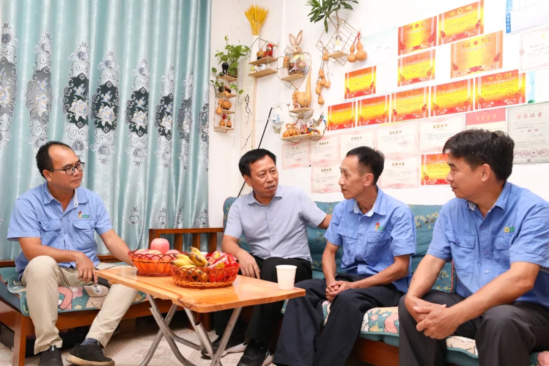 海南省總工會(huì)到海南礦業(yè)走訪慰問全國(guó)勞模朱平