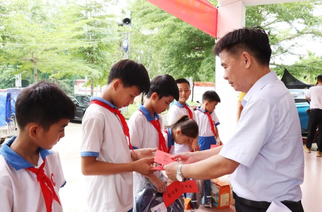 海南礦業(yè)到鄉(xiāng)村振興聯(lián)系點舉行留守兒童“六一”關愛活動